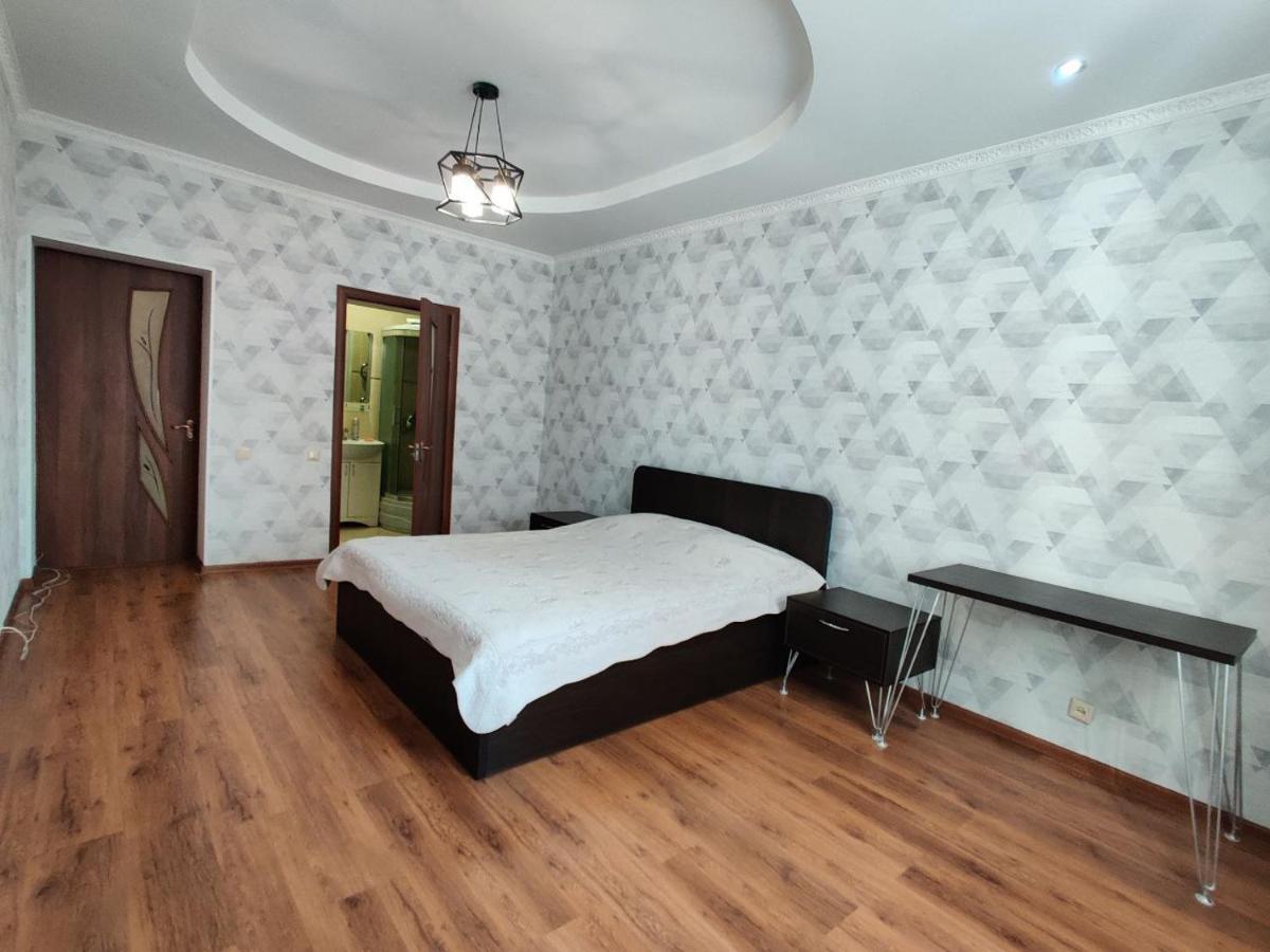 Комната В 4Х Комнатной Квартире Almaty Exteriér fotografie